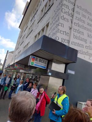 Die Gruppe steht vor dem Verlagshaus Boll